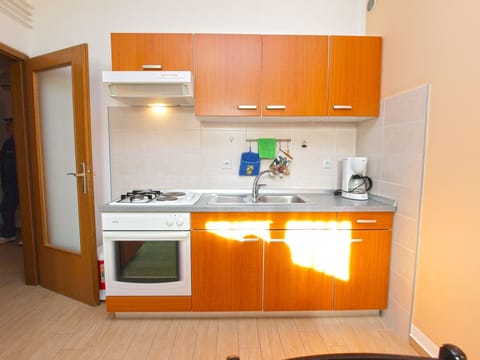 Apartment, 2 Bedrooms (994/3135) | Private kitchenette | Fridge, oven, stovetop, coffee/tea maker