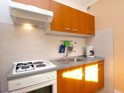 Apartment, 2 Bedrooms (994/3135) | Private kitchenette | Fridge, oven, stovetop, coffee/tea maker