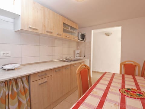 Apartment, 2 Bedrooms (1056/4396) | Private kitchenette | Fridge, coffee/tea maker, electric kettle, cookware/dishes/utensils