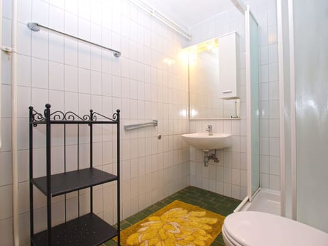 Apartment, 2 Bedrooms (1421/13291) | Bathroom | Shower, towels