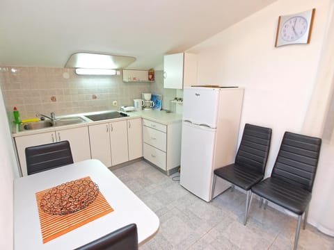 Apartment, 1 Bedroom (1390/13115) | Private kitchen | Fridge, stovetop, coffee/tea maker, electric kettle