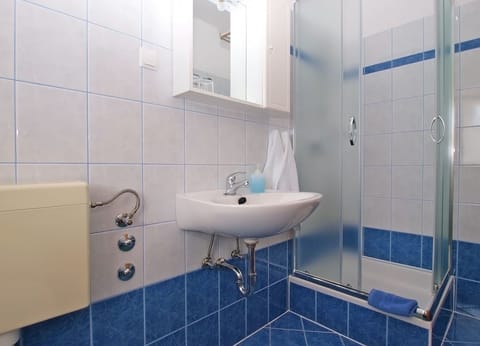 Double Room, 1 Bedroom (1452/13419) | Bathroom | Shower, hair dryer, towels