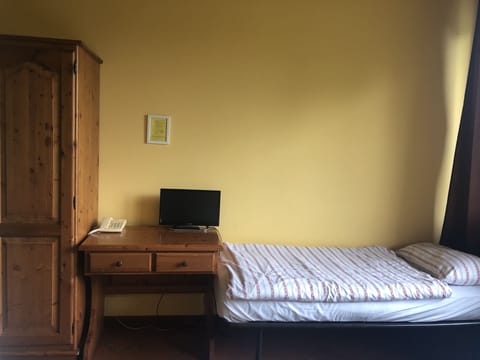 Traditional Triple Room, Accessible | Free cribs/infant beds, wheelchair access