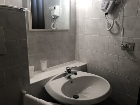 Traditional Triple Room, Accessible | Bathroom | Shower, free toiletries, hair dryer, bidet