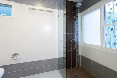 Standard Room | Bathroom shower