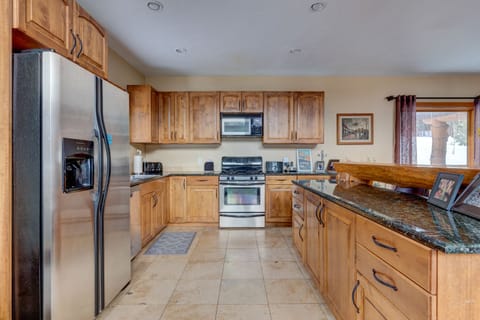 House | Private kitchen | Fridge, microwave, oven, stovetop
