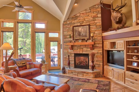 Signature Duplex, Multiple Beds, Hot Tub, Mountain View | Living area | TV, fireplace