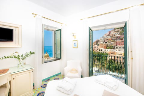 Superior Double Room, Sea View | 1 bedroom, minibar, in-room safe, individually decorated