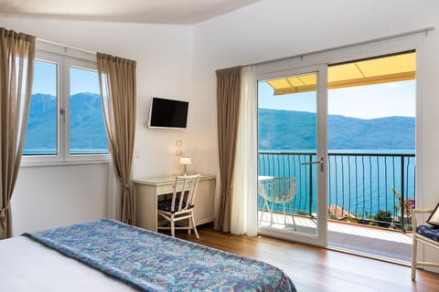 Panoramic Suite, Balcony, Lake View | Premium bedding, minibar, in-room safe, desk