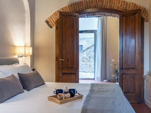 Standard Suite, 1 Bedroom (Archi) | Hypo-allergenic bedding, down comforters, free WiFi, bed sheets