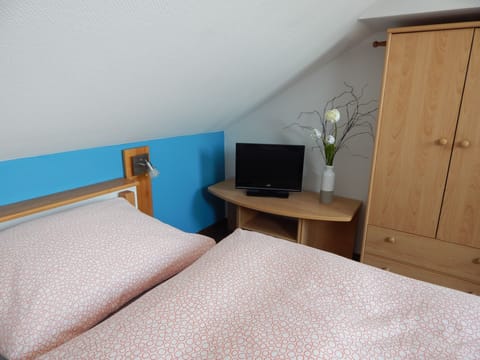 Double Room, Ensuite | Blackout drapes, travel crib, free WiFi, bed sheets