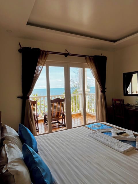 Deluxe Double Room, Sea View | In-room safe, desk, blackout drapes, free WiFi