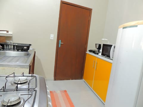 Family Townhome, 1 Bedroom | Private kitchen | Fridge, microwave, oven, stovetop