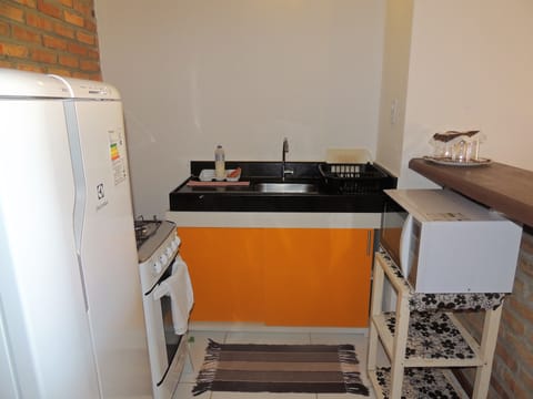 Family Townhome, 1 Bedroom | Private kitchenette | Fridge, microwave, oven, stovetop