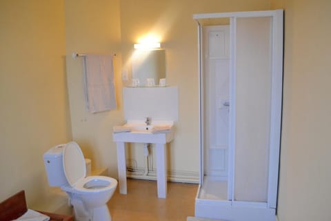 Shower, rainfall showerhead, free toiletries, hair dryer