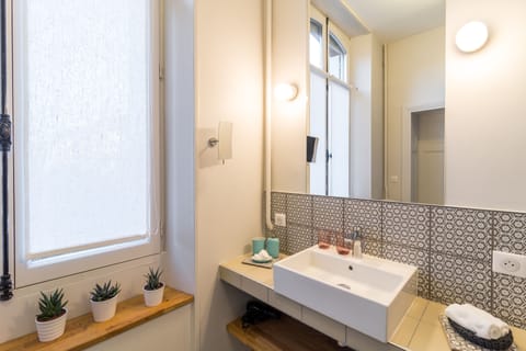 Double Room (Chambre Vintage) | Bathroom | Eco-friendly toiletries, hair dryer, towels