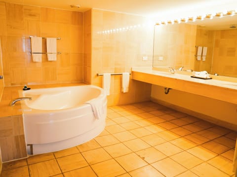 Presidential Suite | Bathroom | Combined shower/tub, jetted tub, free toiletries, hair dryer