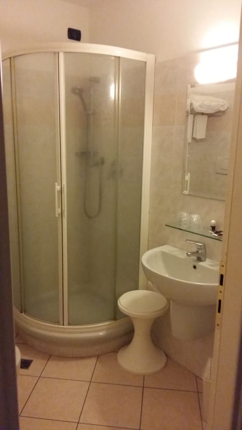 Shower, rainfall showerhead, free toiletries, hair dryer