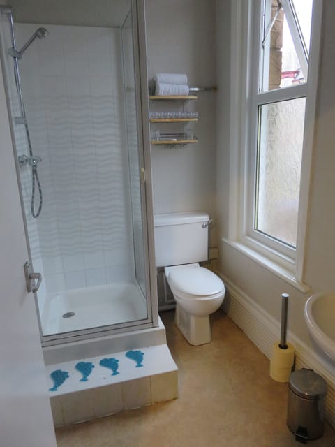 Double Room, Private Bathroom | Bathroom | Shower, free toiletries, hair dryer, towels