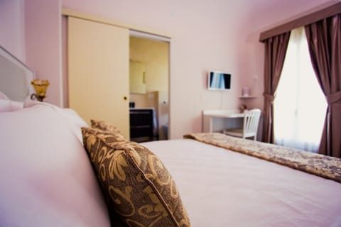 Business Single Room | Premium bedding, down comforters, pillowtop beds, desk