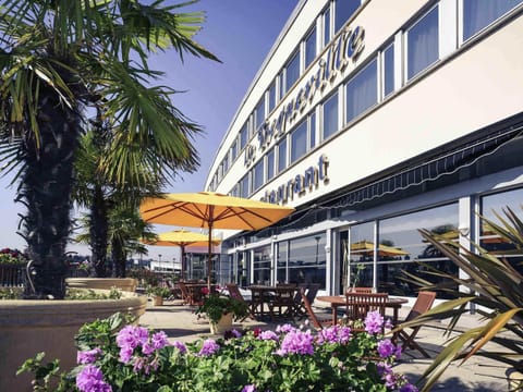 Breakfast, lunch, dinner served; French cuisine