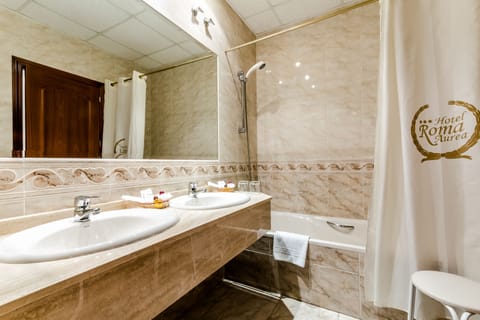 Junior Suite | Bathroom | Bathtub, free toiletries, hair dryer