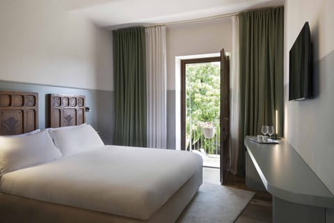 Deluxe Room | Minibar, desk, blackout drapes, soundproofing