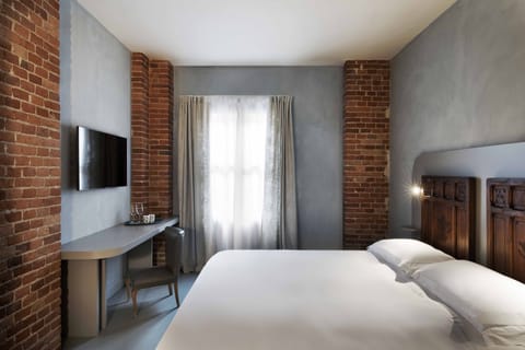 Apartment, Garden View | Minibar, desk, blackout drapes, soundproofing