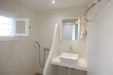 Double or Twin Room | Bathroom | Shower, hair dryer, towels