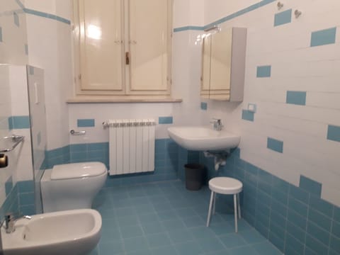 Quadruple Room | Bathroom | Shower, free toiletries, hair dryer, towels