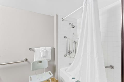 Combined shower/tub, free toiletries, hair dryer, towels