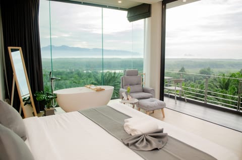 Deluxe Room, Sea View | Minibar, in-room safe, individually decorated, individually furnished