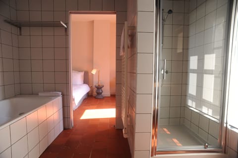 Double Room | Bathroom | Free toiletries, hair dryer, slippers, towels