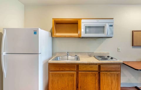 Standard Studio, Non Smoking, Refrigerator & Microwave | Private kitchen | Full-size fridge, microwave, stovetop, freezer