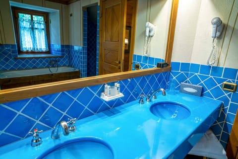 Room Prestige | Bathroom | Free toiletries, hair dryer, bathrobes, slippers