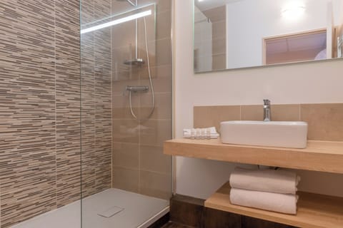 Double Room (avec terrasse) | Bathroom | Free toiletries, hair dryer, towels