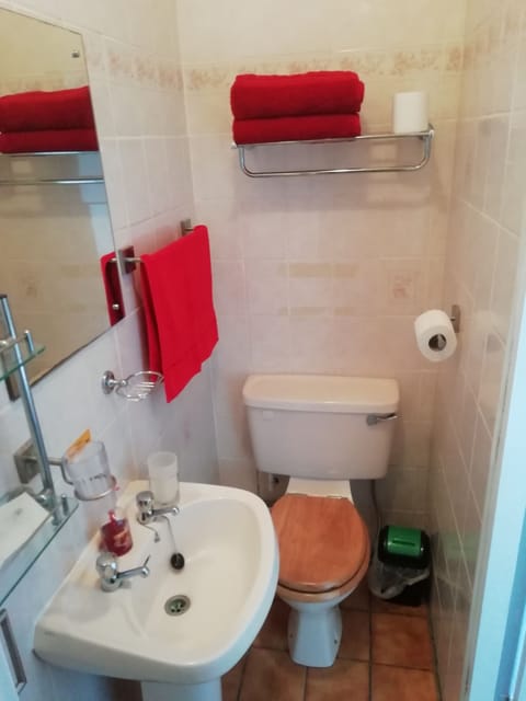 Comfort Double Room, 1 Double Bed | Bathroom | Shower, free toiletries, towels