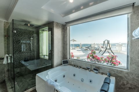 Royal Suite | Bathroom | Deep soaking tub, rainfall showerhead, free toiletries, hair dryer