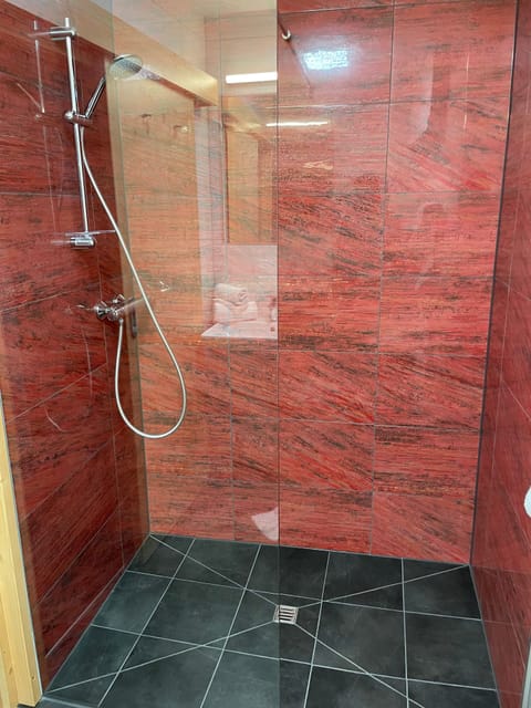 Shower, rainfall showerhead, free toiletries, hair dryer