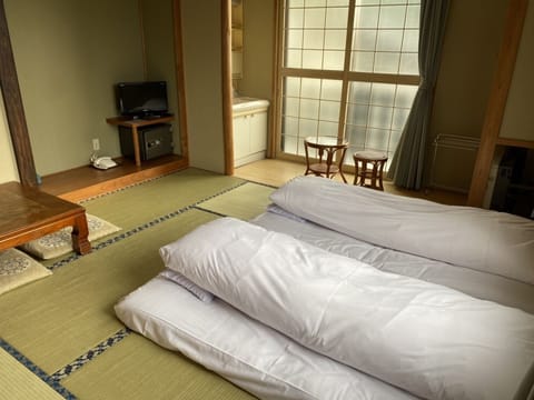 Japanese Style Room with Shared Bathroom | Free WiFi, bed sheets