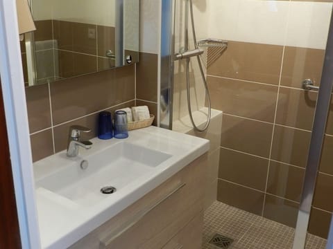 Triple Room | Bathroom | Towels