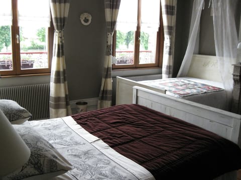 Room | Iron/ironing board, free cribs/infant beds, free WiFi, bed sheets
