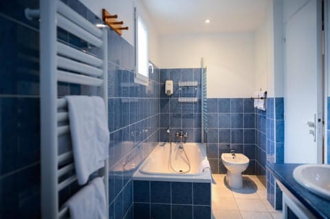 Quintuple Room | Bathroom | Free toiletries, hair dryer, towels