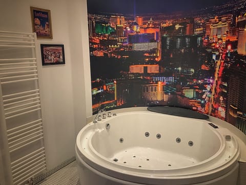 Comfort Double Room (Las Vegas) | Jetted tub