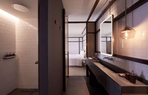 Junior Suite | Bathroom | Shower, rainfall showerhead, free toiletries, hair dryer