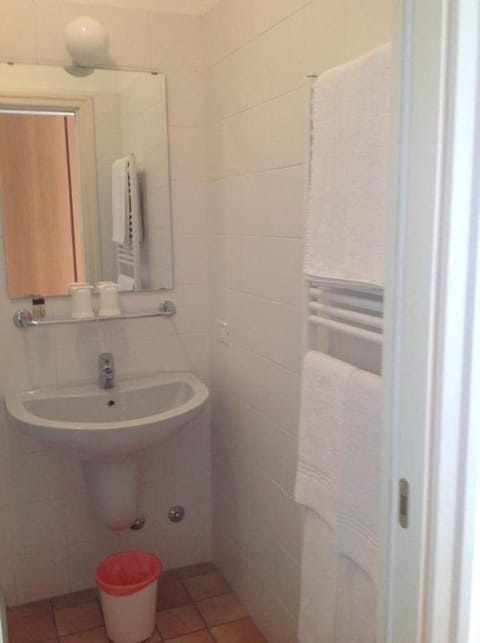 Double Room, Balcony, Lake View | Bathroom | Shower, free toiletries, bidet