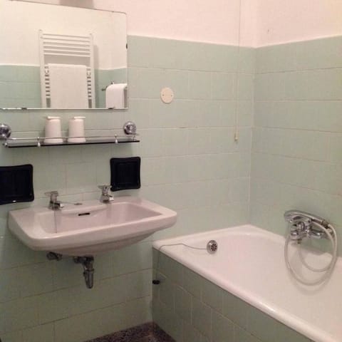 Triple Room | Bathroom | Shower, free toiletries, bidet