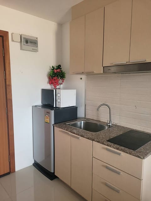 Standard Double Room  | Private kitchen | Full-size fridge, microwave, stovetop, coffee/tea maker