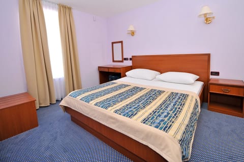 Suite, 3 Bedrooms, Partial Sea View | Minibar, in-room safe, desk, blackout drapes