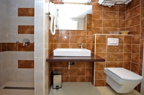 Suite, 3 Bedrooms, Partial Sea View | Bathroom | Shower, free toiletries, hair dryer, towels